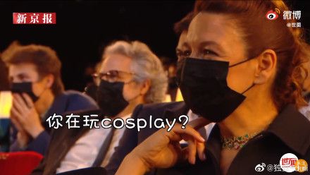 法国女演员脱衣抗议防疫政策