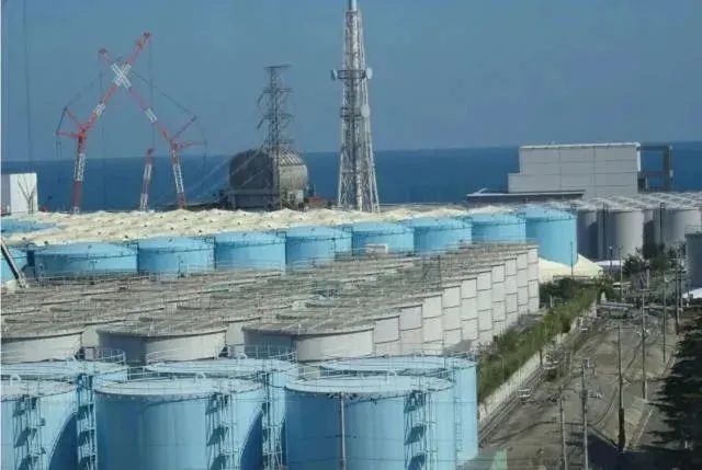 东京电力公司福岛第一核电站内安放的核污染水存储罐。图据日本《读卖新闻》