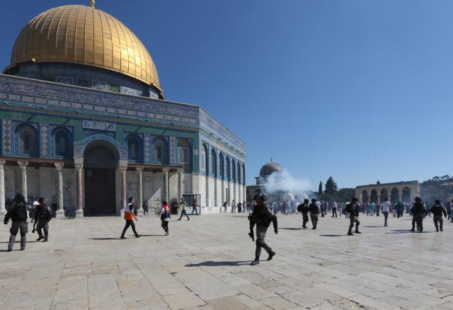 2019年，以色列警察与巴勒斯坦人在耶路撒冷老城的阿克萨清真寺发生冲突 新华社图