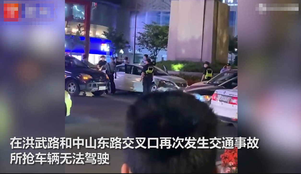 南京41岁男子开车两次碾压前妻，持刀刺伤多名路人后自杀未遂，警方：因感情纠纷