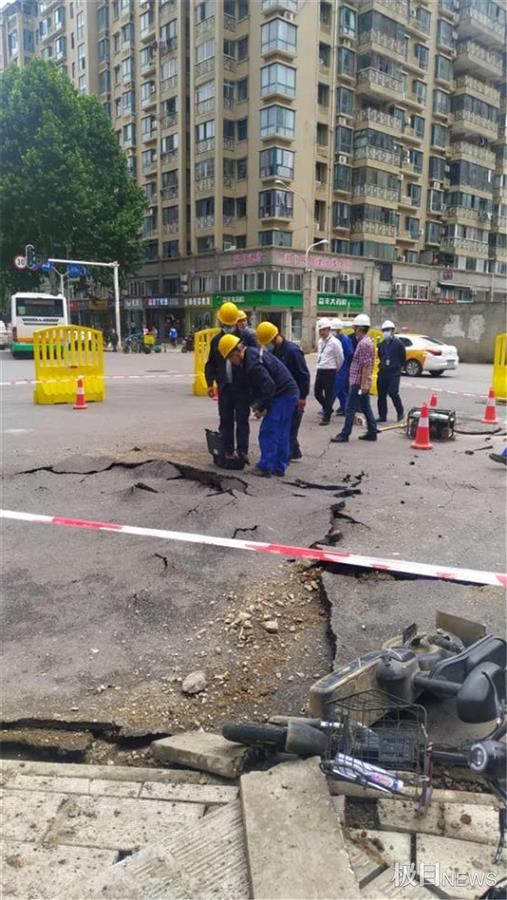 武汉洪山一道路突发事故，电动车被“弹起”，疑为施工引发沼气爆炸