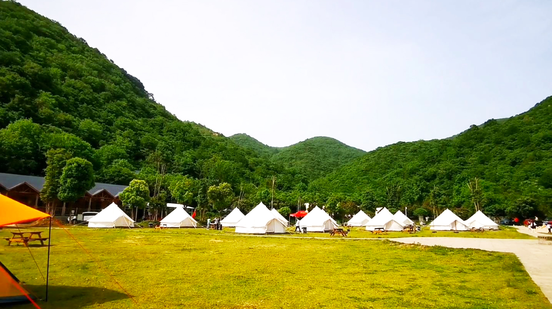 五月游武汉郊区姚家山，树林溪谷间遍布帐篷，原生态的露营佳地