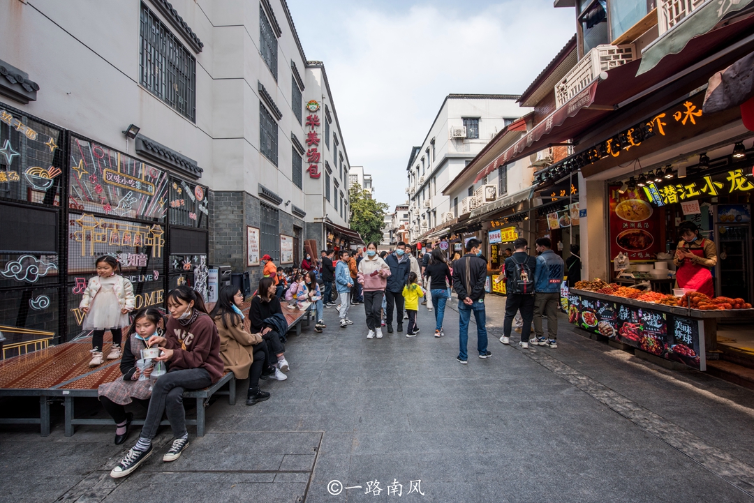 武汉三条热门步行街，靠近地铁站出行方便，很多游客专程去打卡