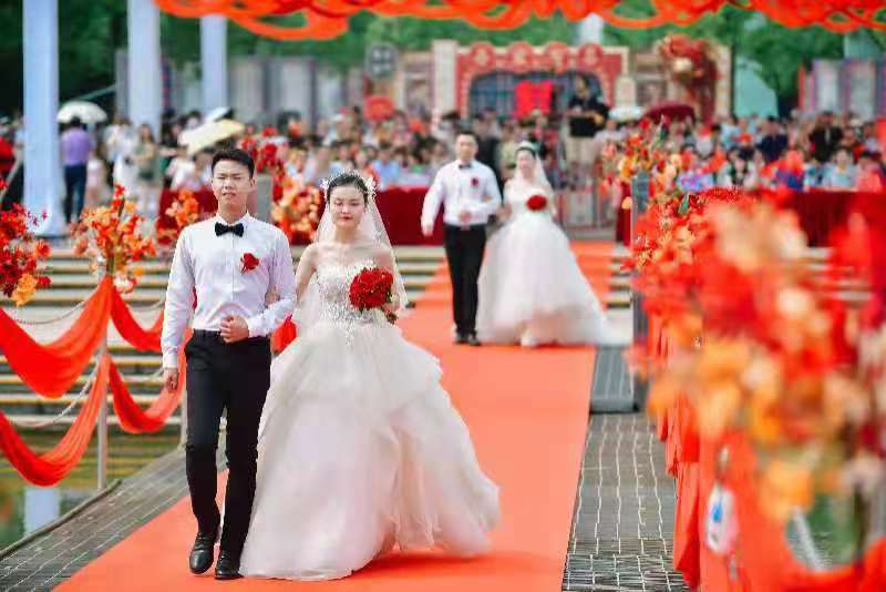 “以爱之名”献礼建党百年！武汉市中心医院10对新人举行集体婚礼