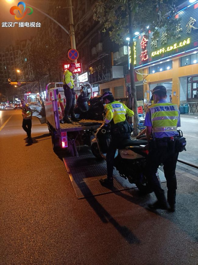 武汉交警开展“飙车、炸街”等交通违法整治