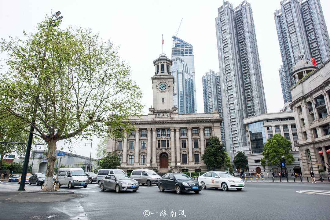 武汉三条热门步行街，靠近地铁站出行方便，很多游客专程去打卡