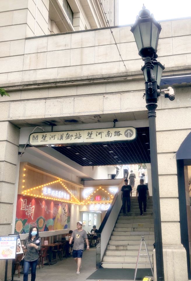 不愧为中国第一商业街，下雨天也有这么多游客