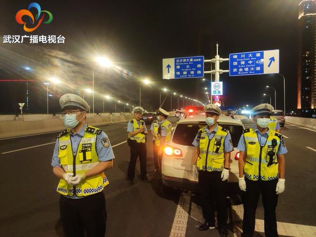 武汉交警开展“飙车、炸街”等交通违法整治