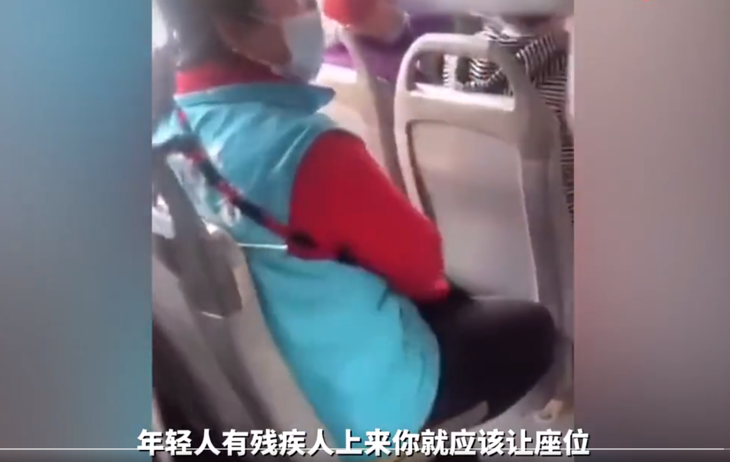 “臭外地的，到北京要饭来了”，北京大妈嫌女孩让座慢，对其贬低大骂