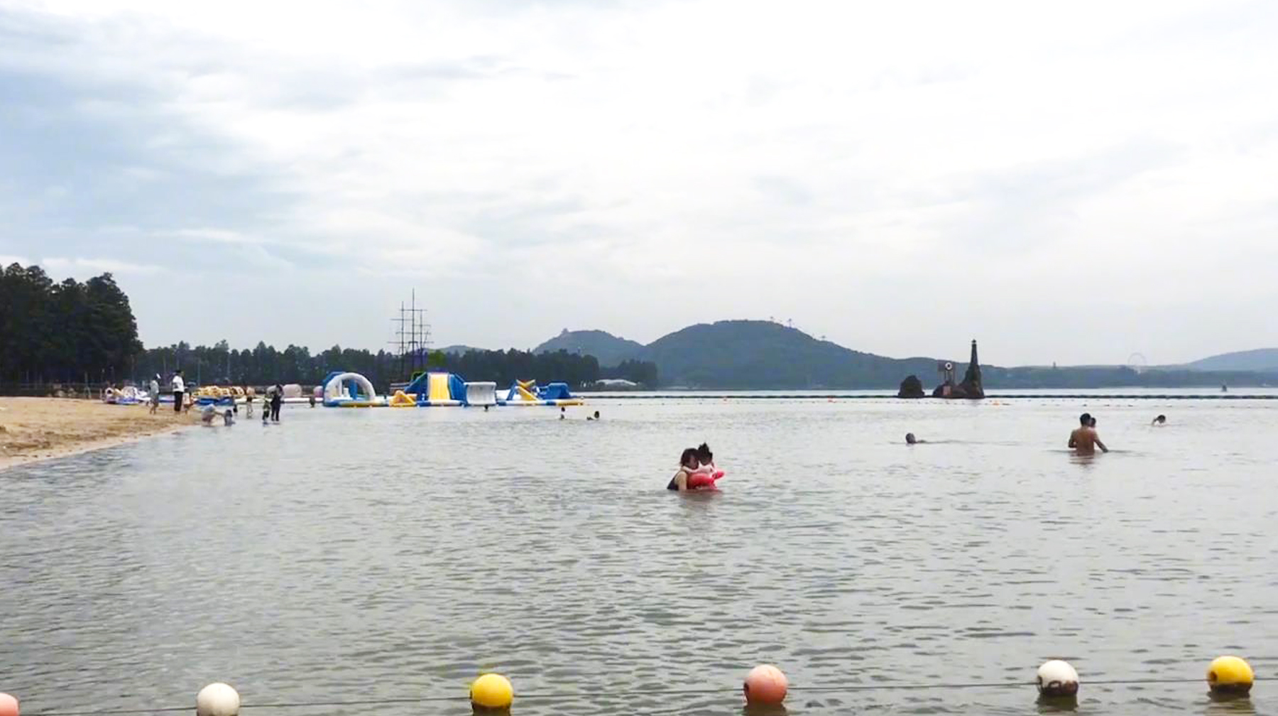 六月游武汉，在城区发现一座海滨风情沙滩，玩水玩沙踏浪歌唱
