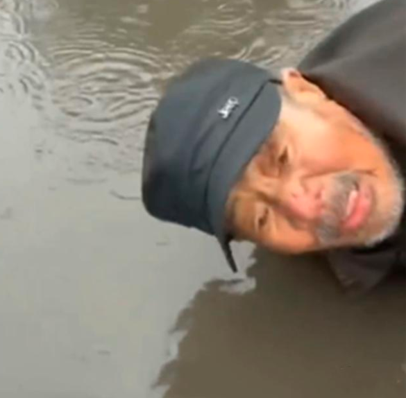 老人在雨中摔倒，男子录视频扶起老人，二人为何让人感到莫名可怜？