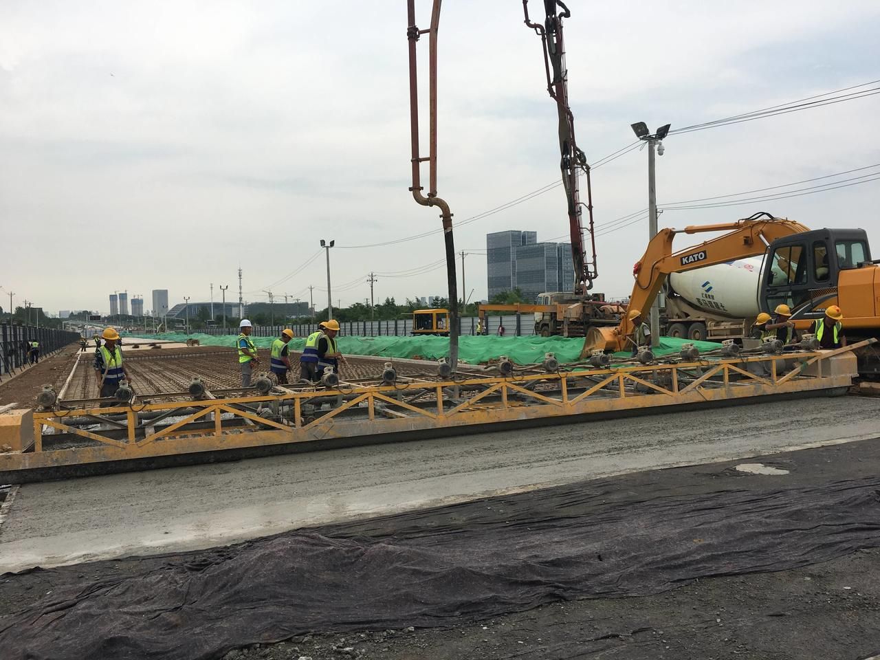 武汉：高新大道综合改造工程本月底实现主线贯通