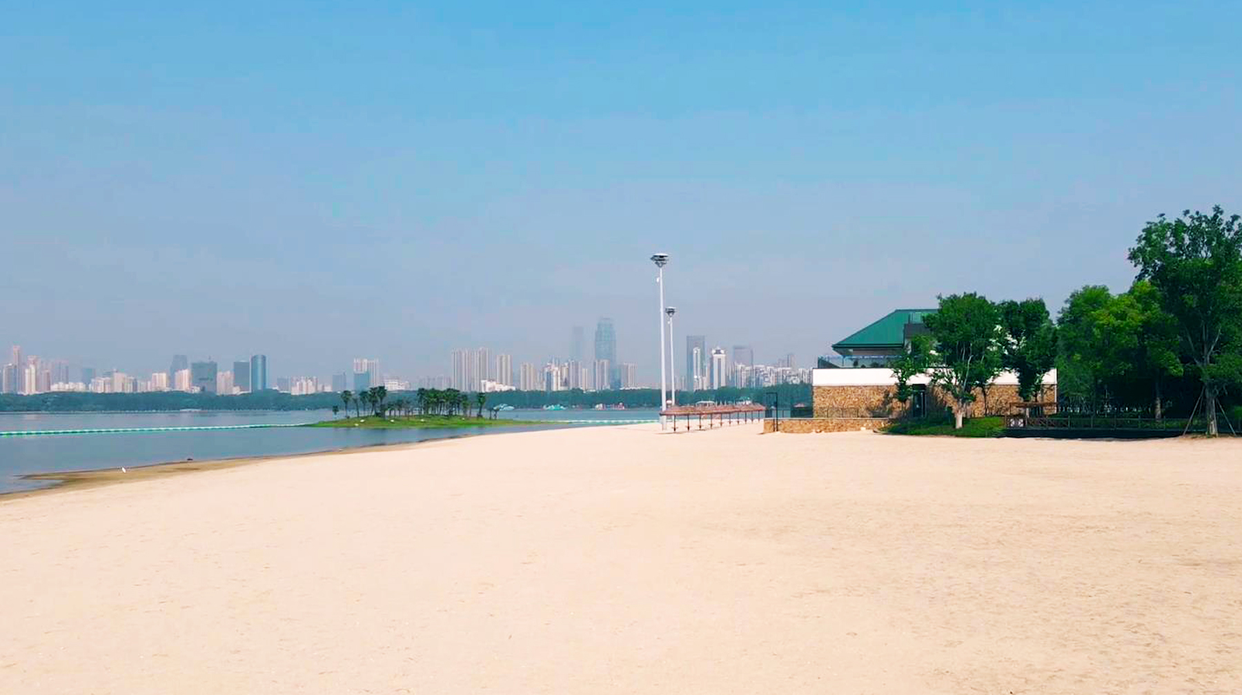 六月游武汉，在城区发现一座海滨风情沙滩，玩水玩沙踏浪歌唱