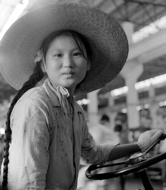 老照片：1959年武汉，游东湖的女孩，武钢的生产车间