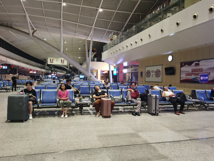 湖北日报全媒记者凌晨探访武汉站，开放候车区方便旅客休息