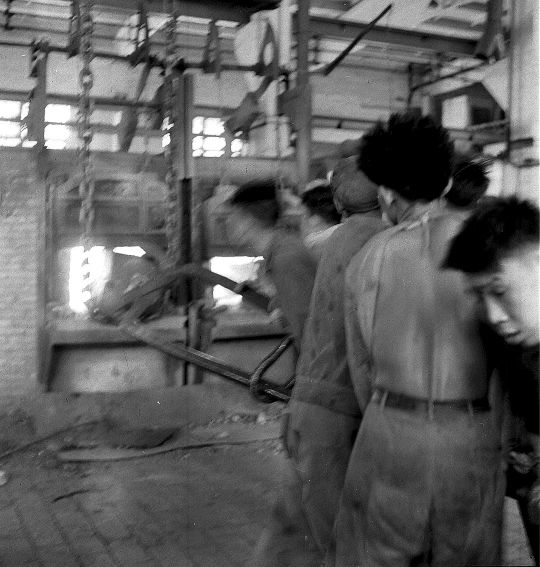 老照片：1959年武汉，游东湖的女孩，武钢的生产车间