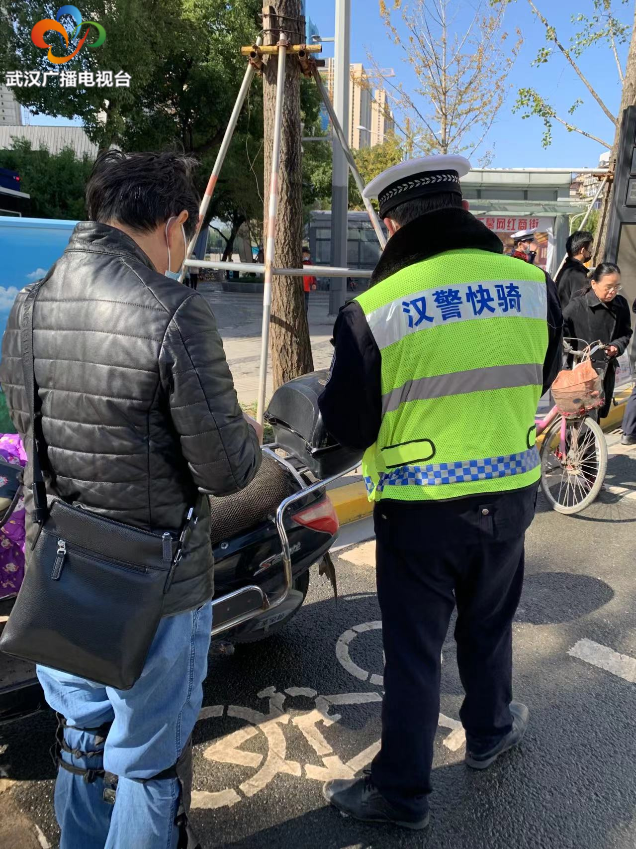 武汉交警严查电动自行车不按道行驶 当日查处6712起
