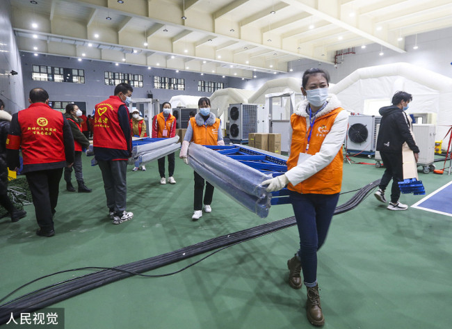 2022年2月11日，广西百色，工作人员在搬运器材。
