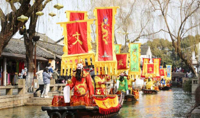 2022年2月5日，江苏苏州水乡周庄双桥，五路“财神”们正在水巷给两岸游客送财送祝福。