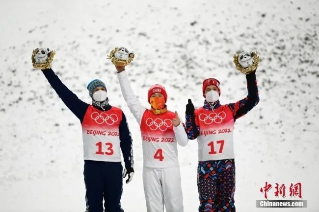 2月16日，自由式滑雪男子空中技巧比赛颁奖仪式。阿布拉缅科（左）、齐广璞（中）、伊利亚·布罗夫（右）。中新社记者翟羽佳摄