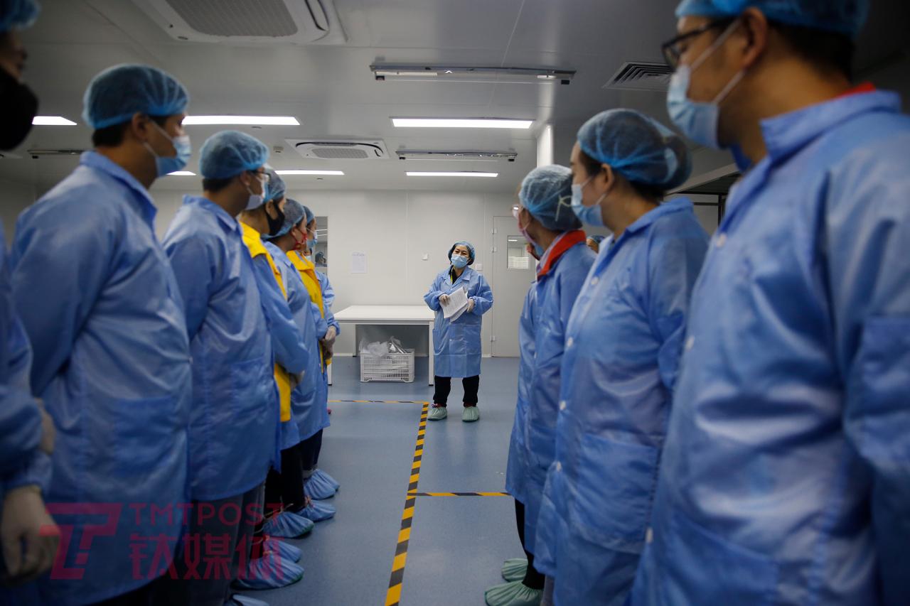 11月6日晚班，北京市大兴区，热景生物的车间里，孙丽静在为产线班组长进行岗前培训。