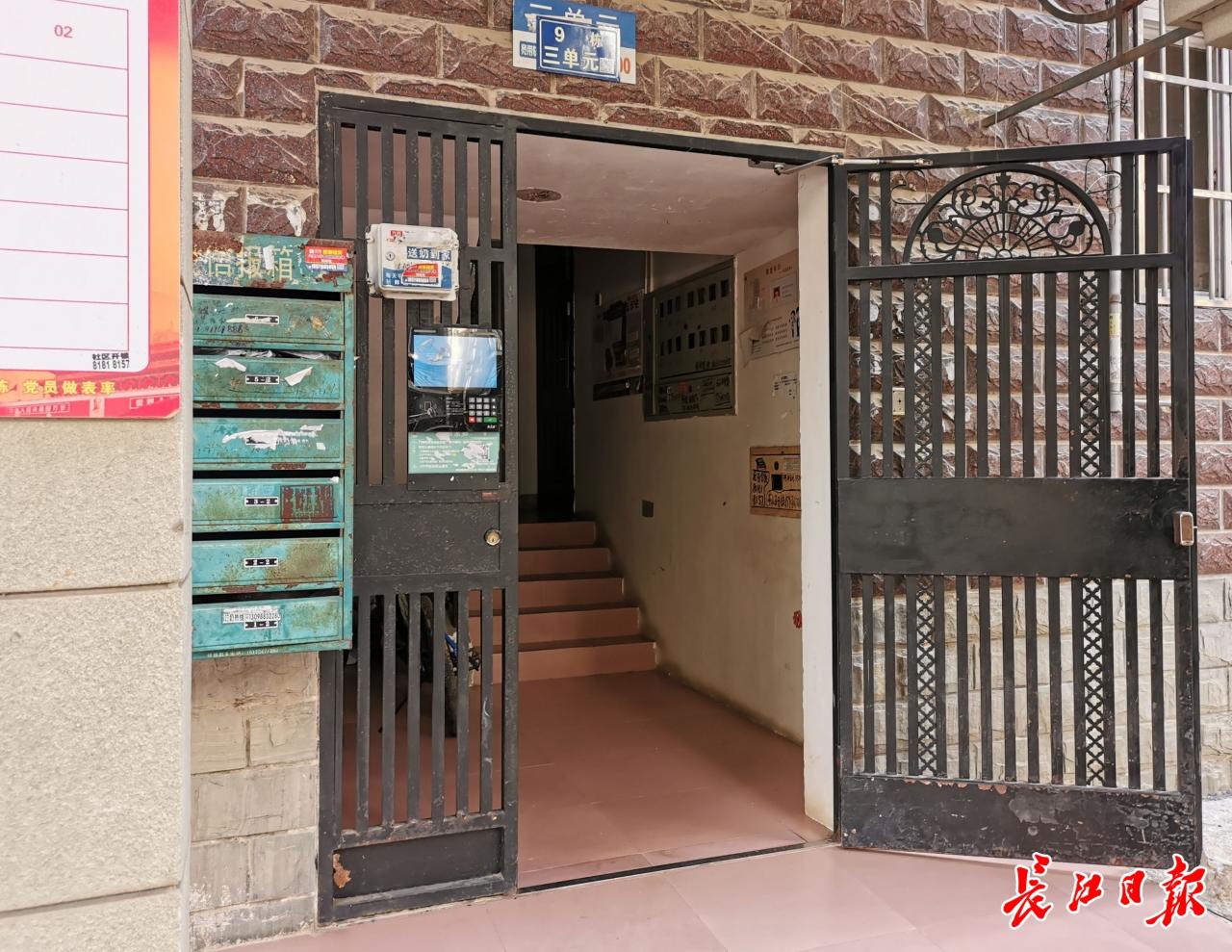 武汉多小区智能门禁系统停摆2个月，有居民一天下楼7次为访客开门