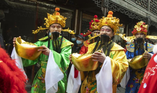 2022年2月5日，江苏苏州，同里古镇初五举办了壬寅年接财神仪式，用传统的方式迎接五路财神，并在古街上巡游发送新年红包。