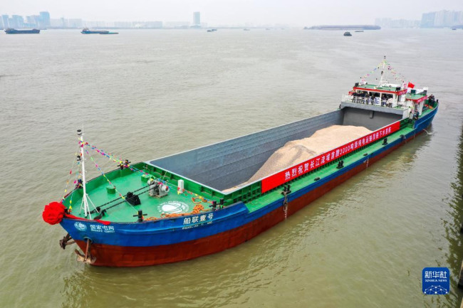 2月22日，“船联1号”电动货船在长江南京段航行（无人机照片）。