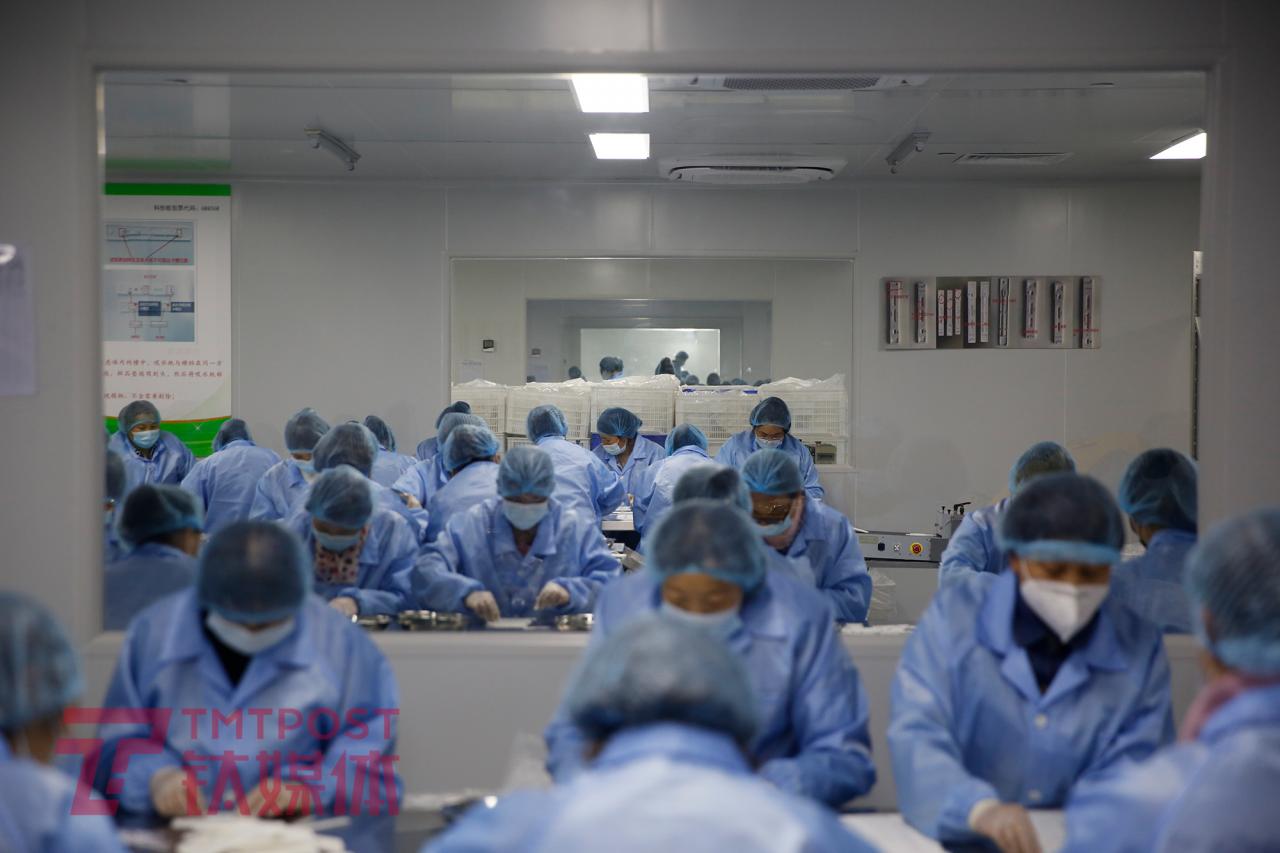 11月7日凌晨，北京市大兴区，热景生物的车间里，工人在忙碌地进行试剂卡生产。