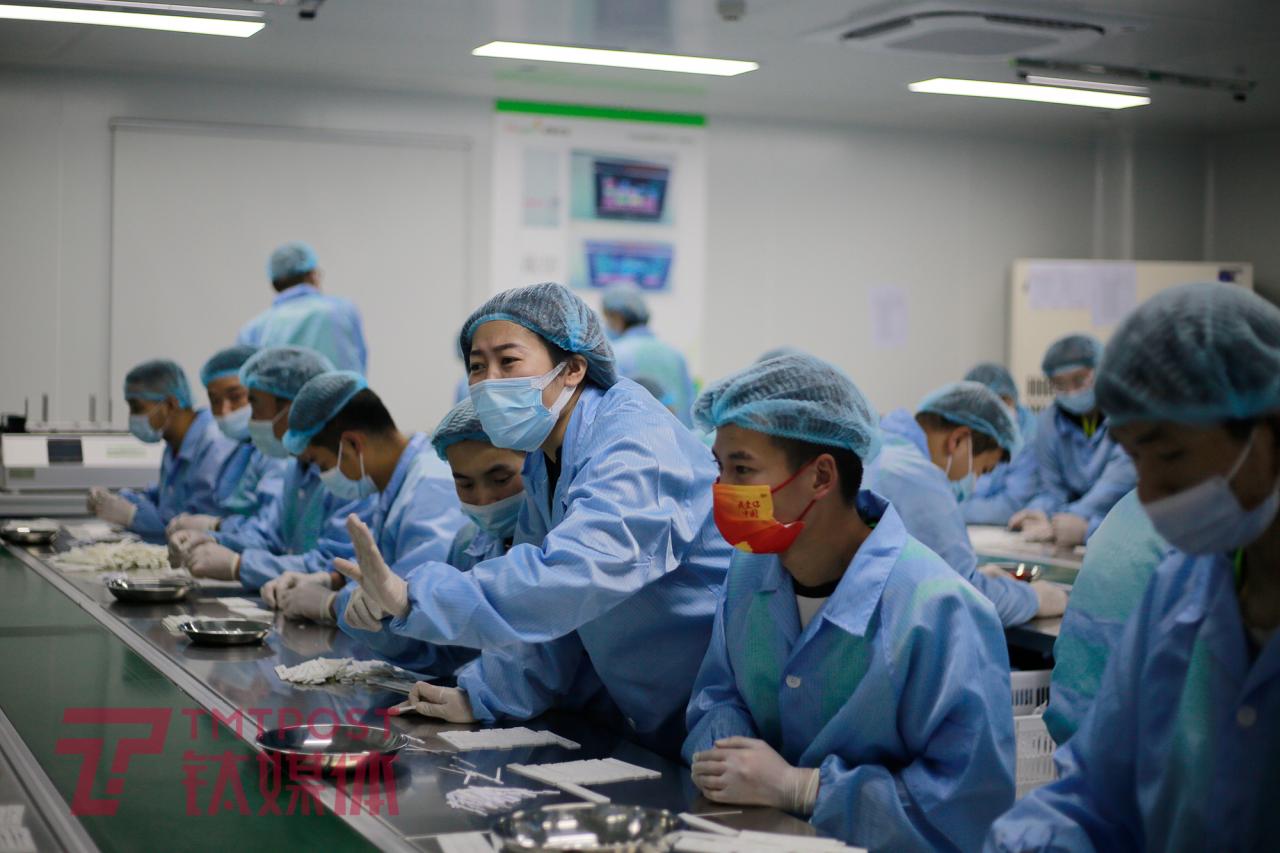 11月6日晚，北京市大兴区，热景生物的车间里，孙丽静在产线上为工人讲解生产要点。