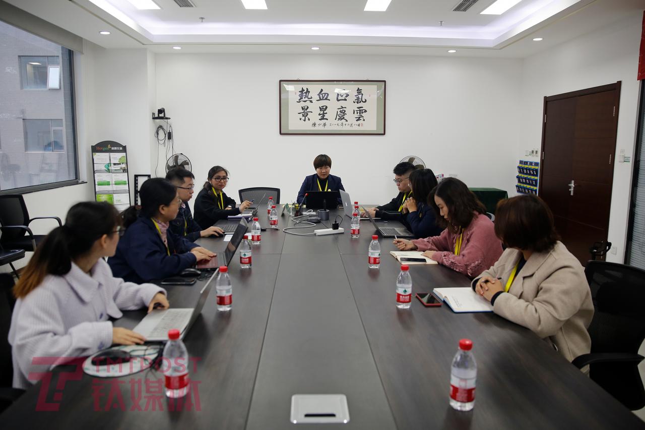 11月2日上午，北京市大兴区，北京热景生物技术股份有限公司办公室，张静与外贸团队在开会。