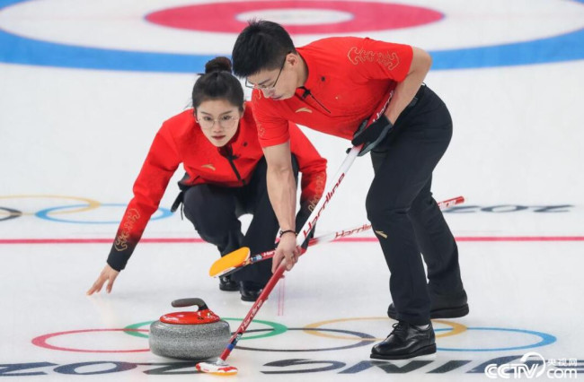北京时间2月5日，北京冬奥会混双冰壶循环赛，中国组合范苏圆/凌智以5比7不敌美国组合珀辛格/菲利斯，两连胜后遭遇三连败。