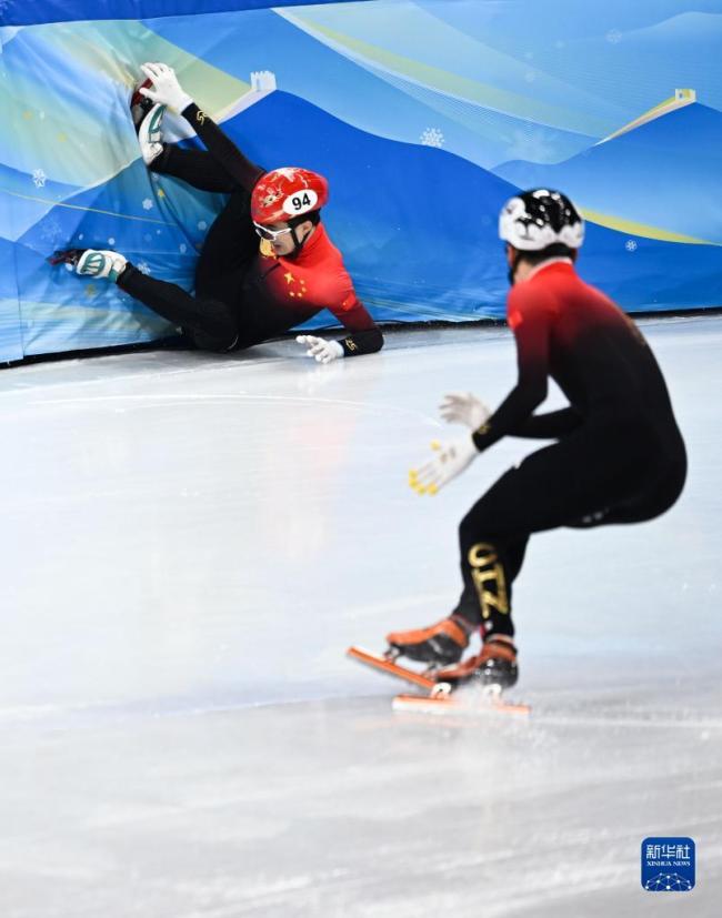 男子5000米接力 中国队摔倒被判晋级决赛
